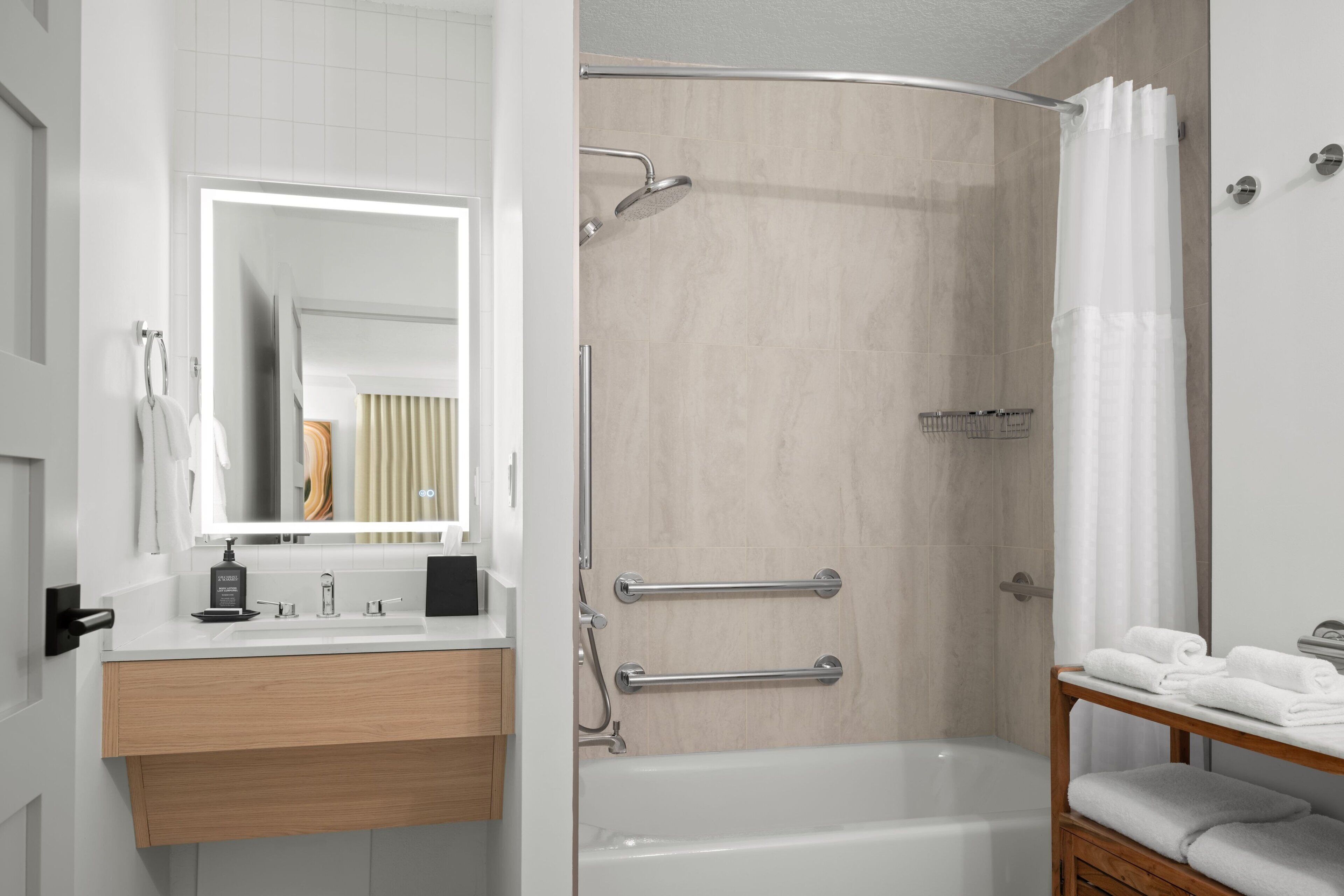 combined shower/bathtub, eco-friendly toiletries, hair dryer, towels