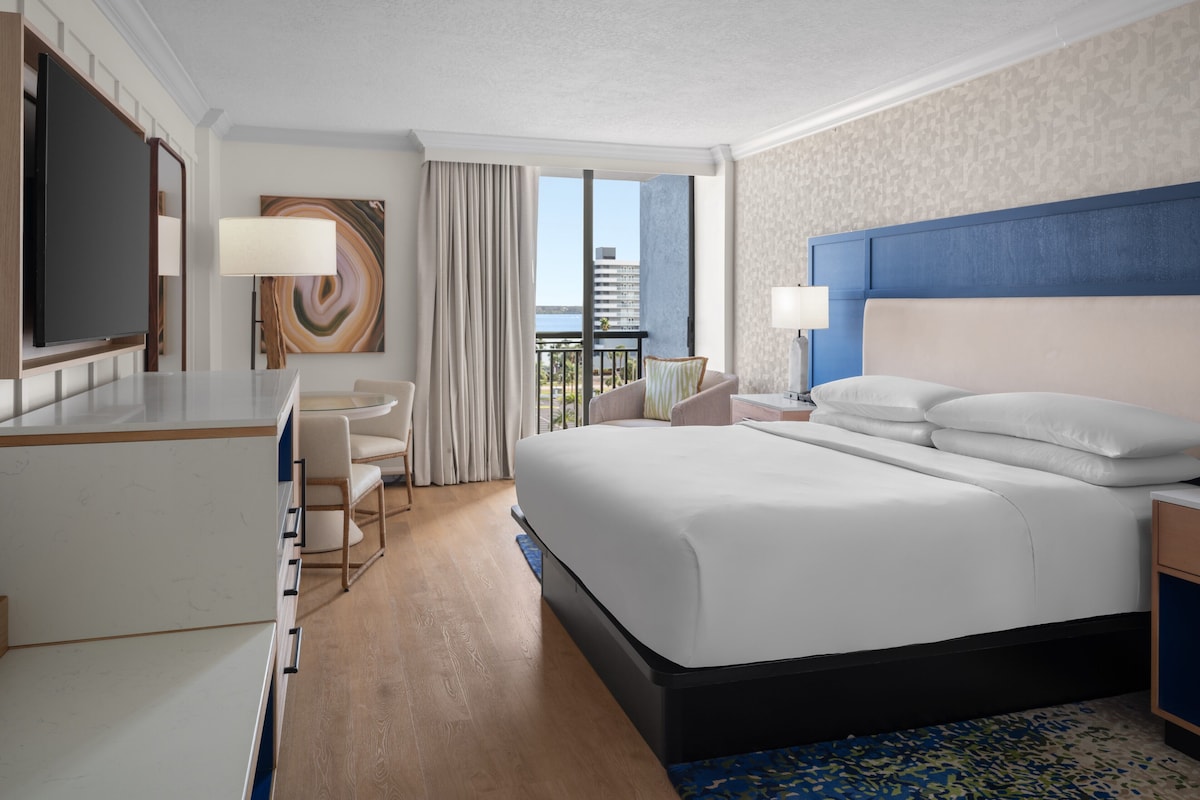 Room, 1 King Bed (Balcony) | Premium bedding, pillowtop beds, in-room safe, blackout drapes