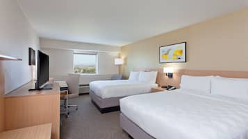 Edredón, minibar, caja de seguridad en la habitación y escritorio