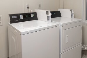 Laundry room - Red Roof Inn Knoxville Central - Papermill Road (Knoxville)