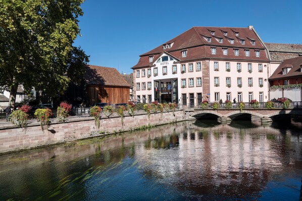 Vista frontal de la propiedad