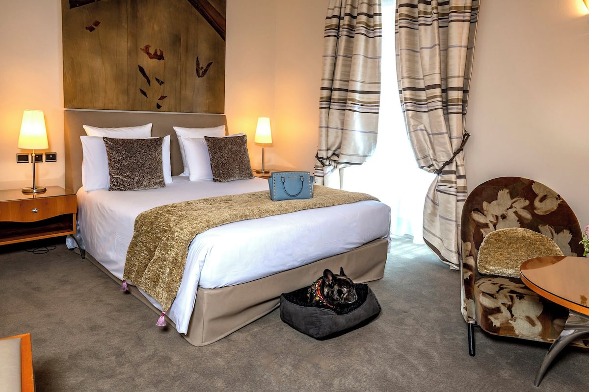 Deluxe Room | 1 bedroom, premium bedding, minibar, in-room safe