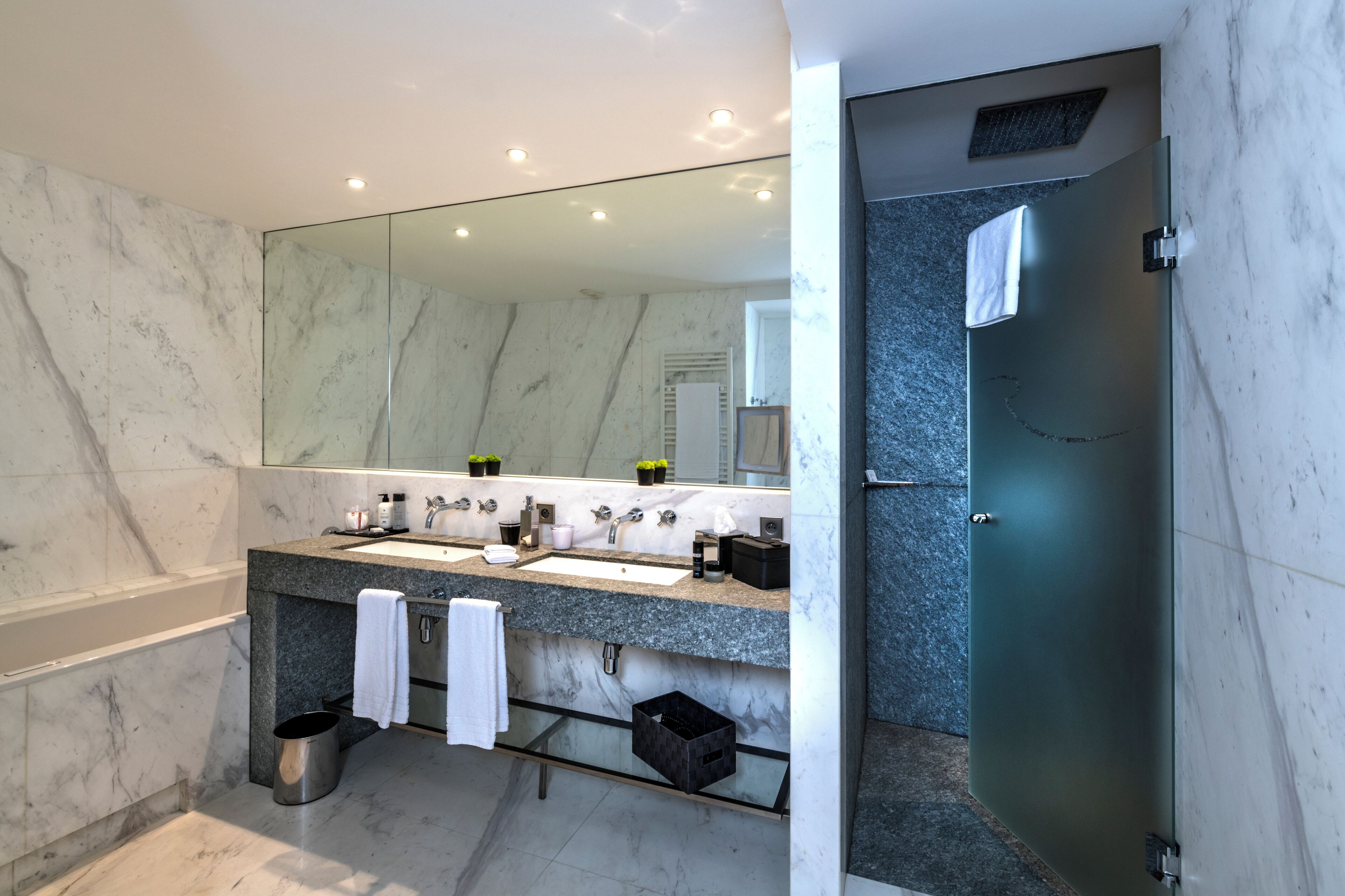 Presidentiële suite | Badkamer |  milieuvriendelijk toiletgerief, een haardroger, badjassen, handdoeken