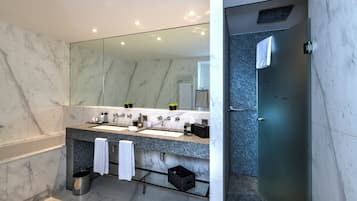 Presidentiële suite | Badkamer | milieuvriendelijk toiletgerief, een haardroger, badjassen, handdoeken