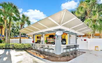 Poolside bar at Mi Casa Hotel