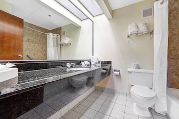 Combined shower/tub, free toiletries, hair dryer, towels at Mi Casa Hotel