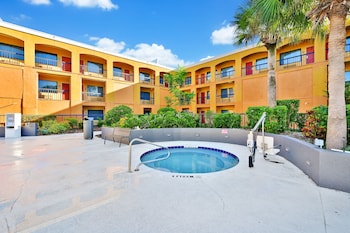 Outdoor spa tub at Mi Casa Hotel