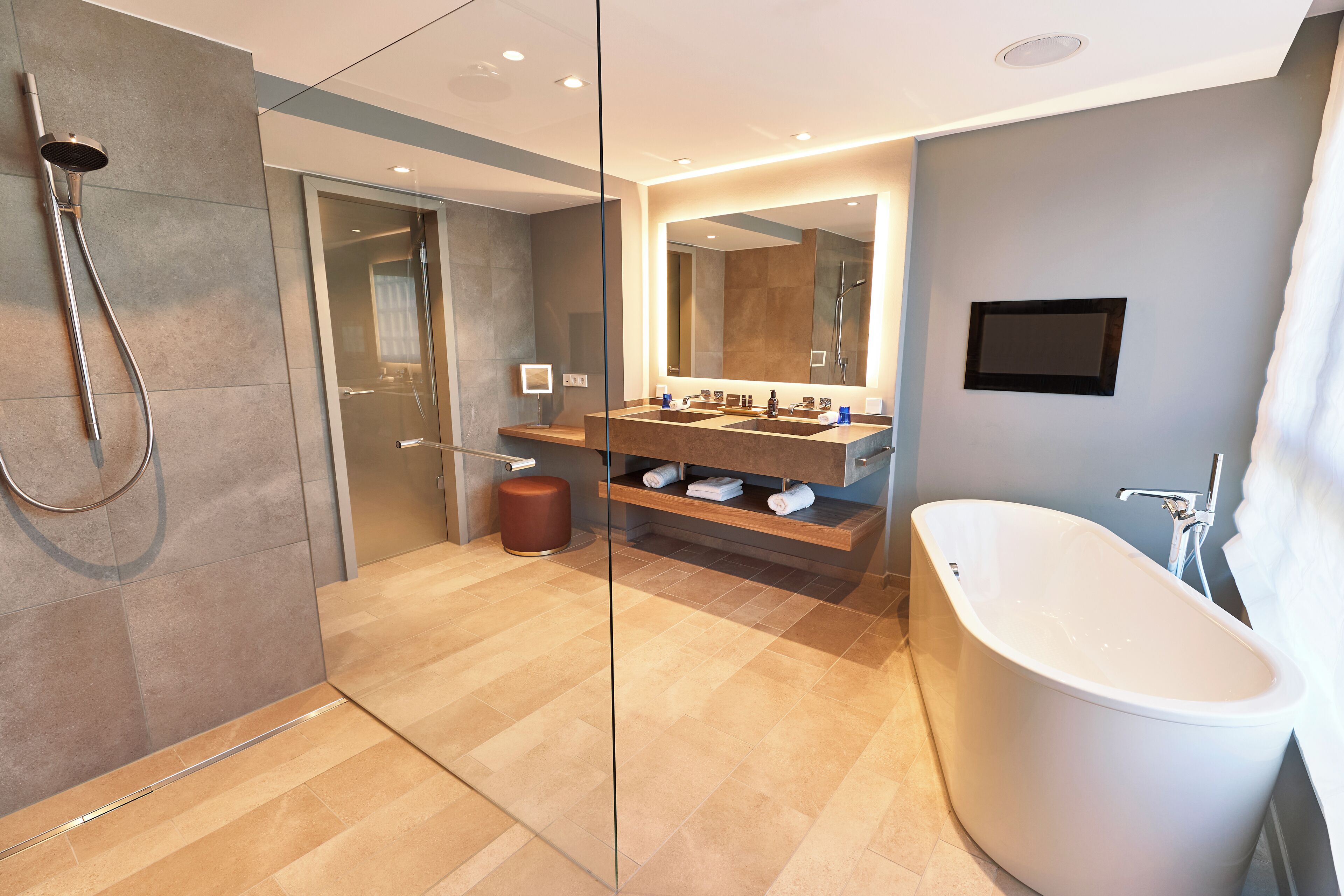 Deluxe-Suite | Badezimmer | Designer-Toilettenartikel, Haartrockner, Bademäntel, Hausschuhe
