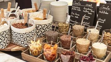 Tägliches Frühstücksbuffet (35 EUR pro Person)