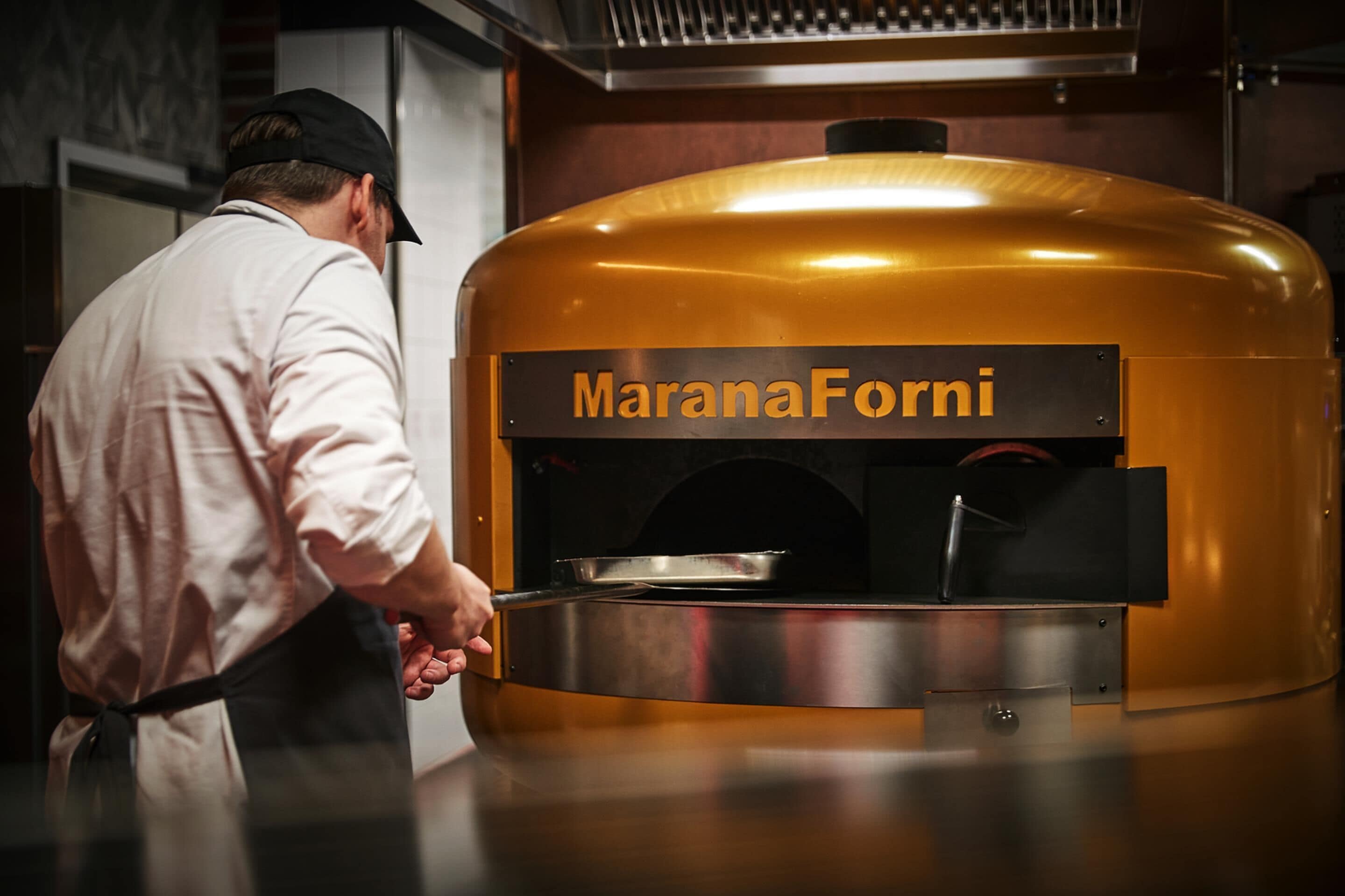 Iemand opent een Marana Forni oven.