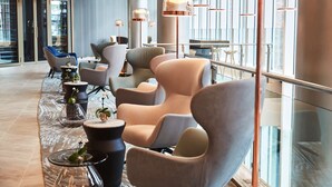 A modern lobby with contemporary seating, glass partitions, and ambient lighting. - Steigenberger Hotel Hamburg (Hamburg)