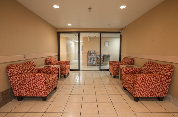 Lobby sitting area - Bridgeway Inn & Suites Sublimity (Sublimity)