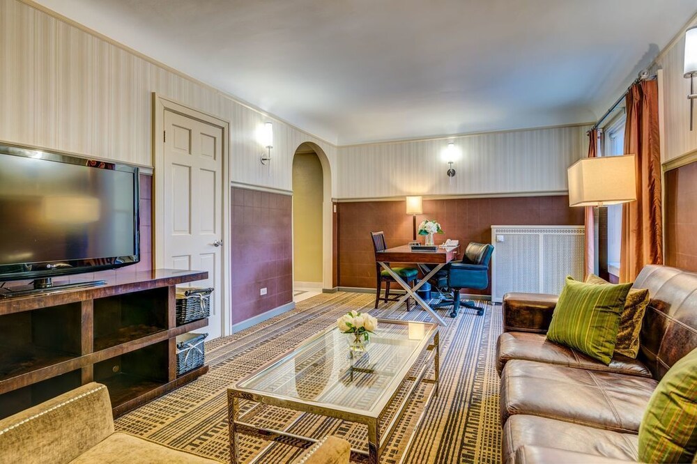 The Carleton of Oak Park Hotel by null