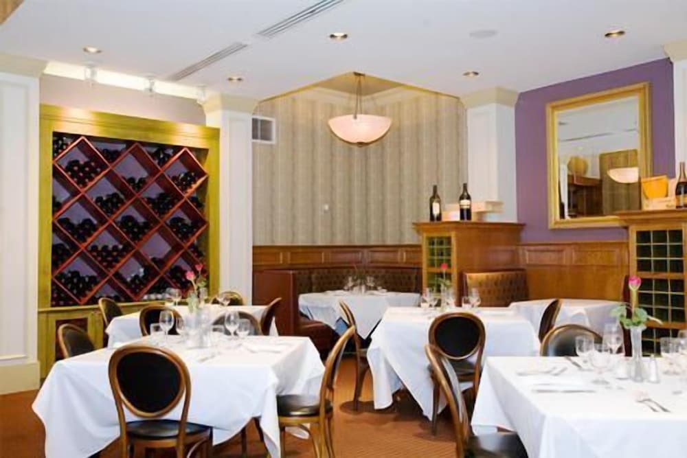 The Carleton of Oak Park Hotel by null