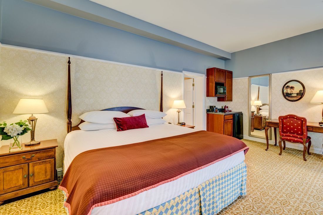 fridge, microwave, coffee/tea maker