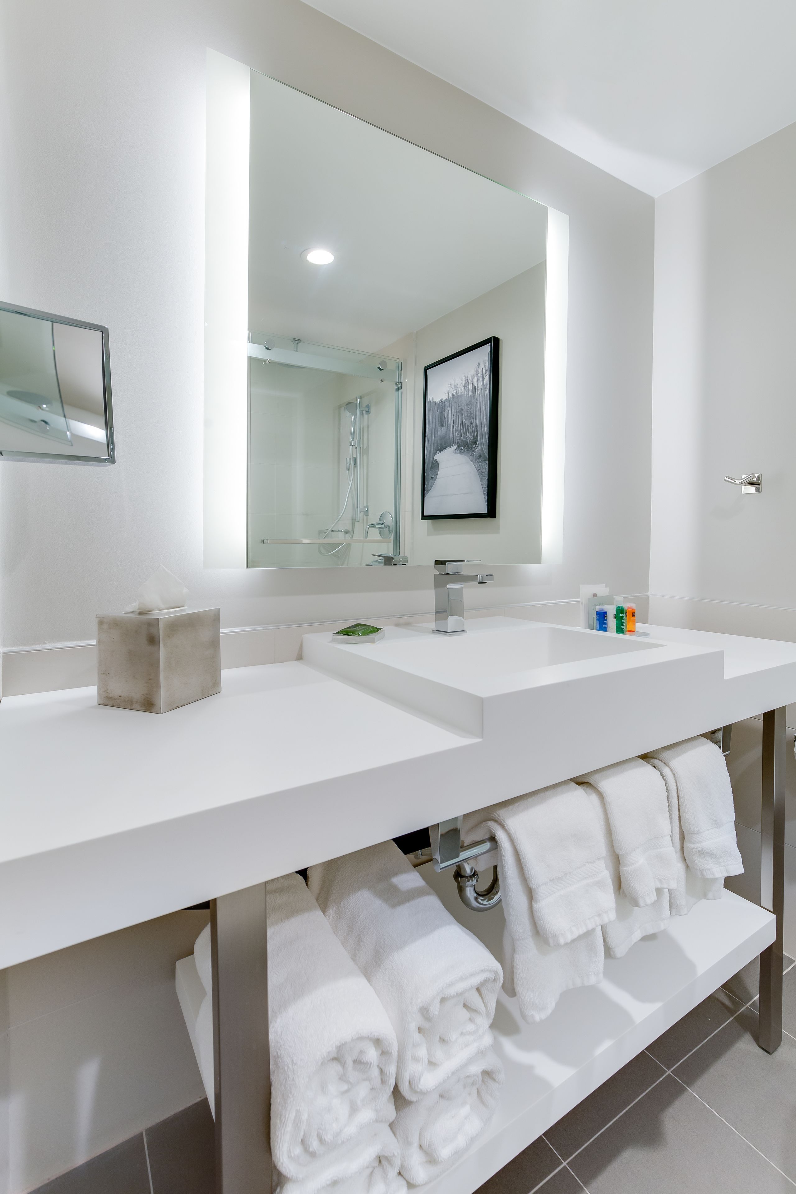 combined shower/bathtub, eco-friendly toiletries, hair dryer, towels