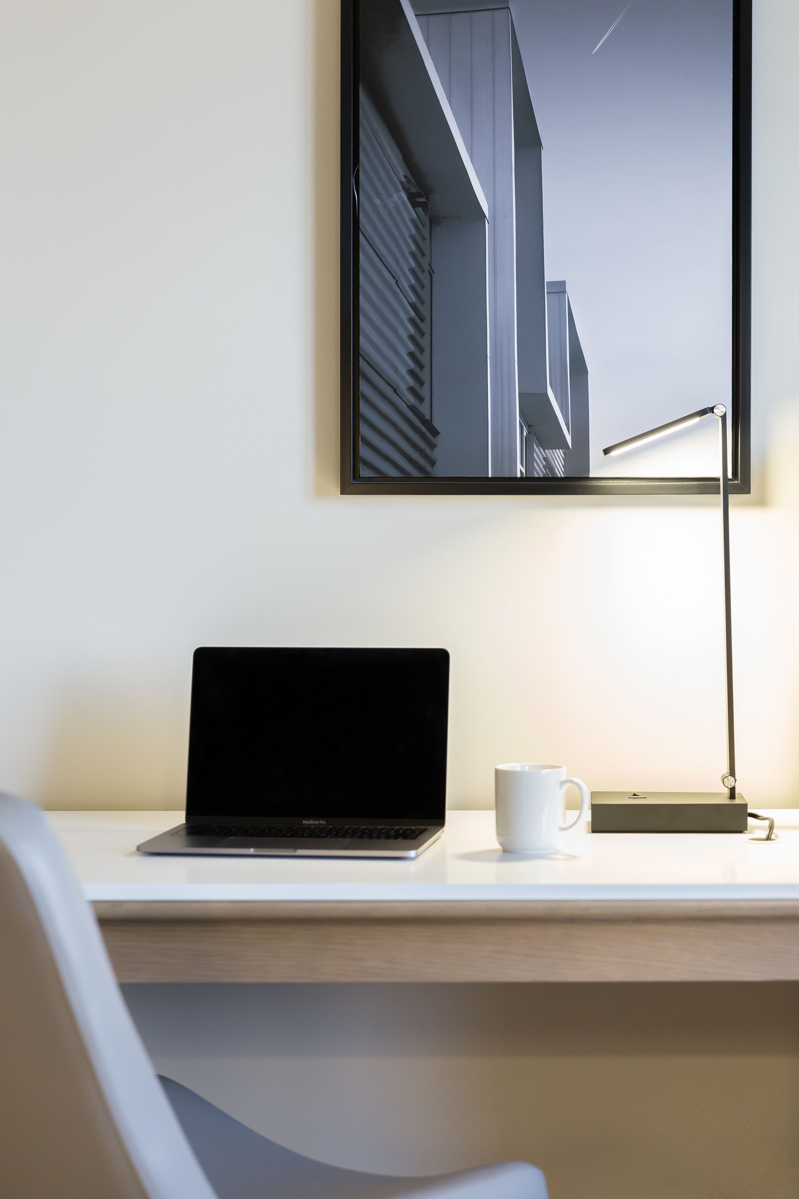 32-inch lcd tv with satellite channels, smart tv