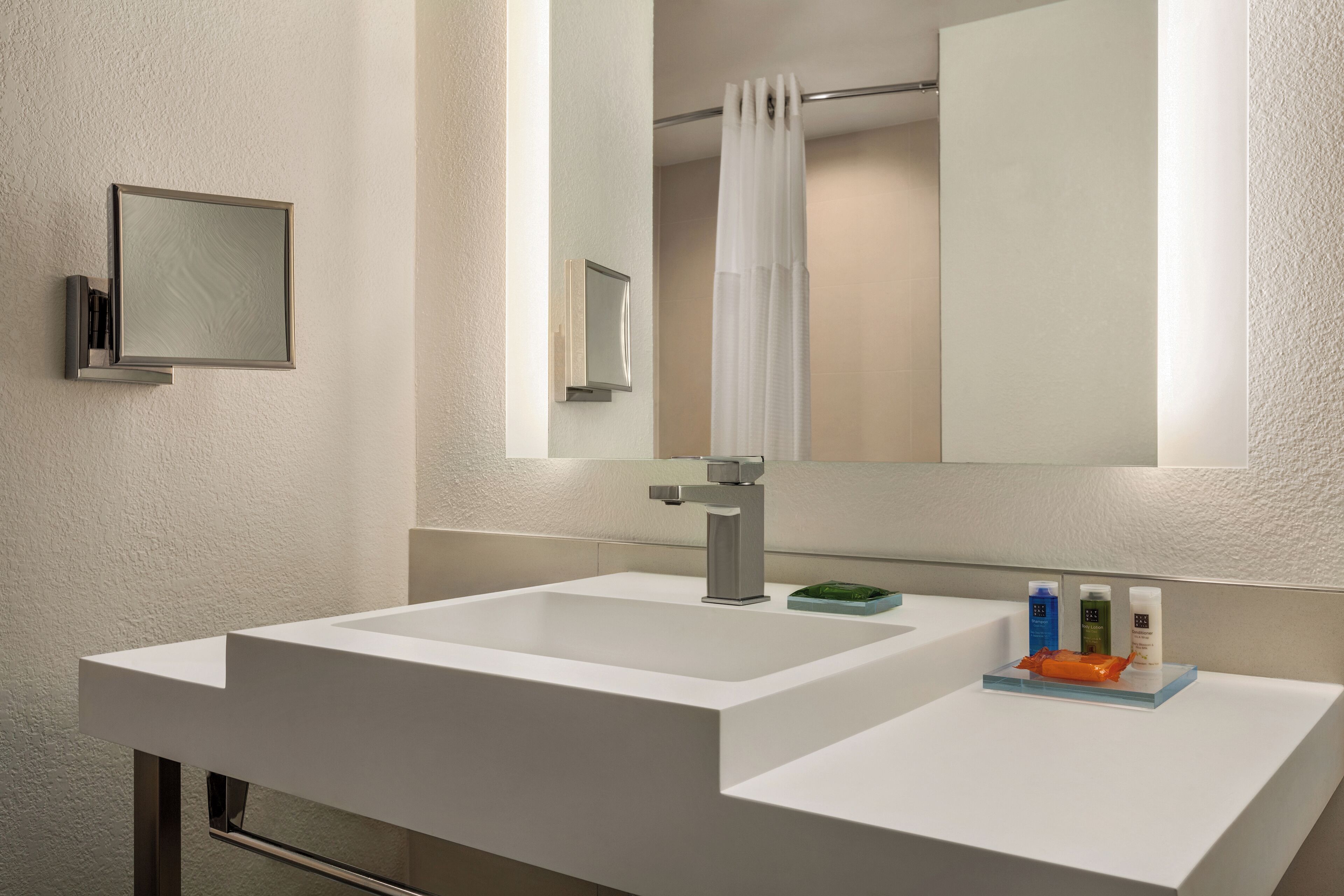 combined shower/bathtub, eco-friendly toiletries, hair dryer, towels