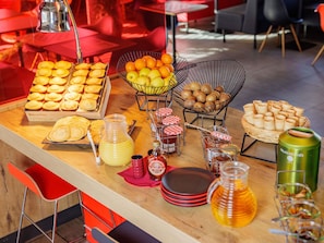 Daily continental breakfast (EUR 14.00 per person)
