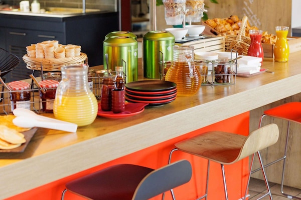 Daily continental breakfast (EUR 14.00 per person)