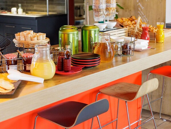 Daily continental breakfast (EUR 14.00 per person) - ibis Toulon La Valette (La Valette-du-Var)