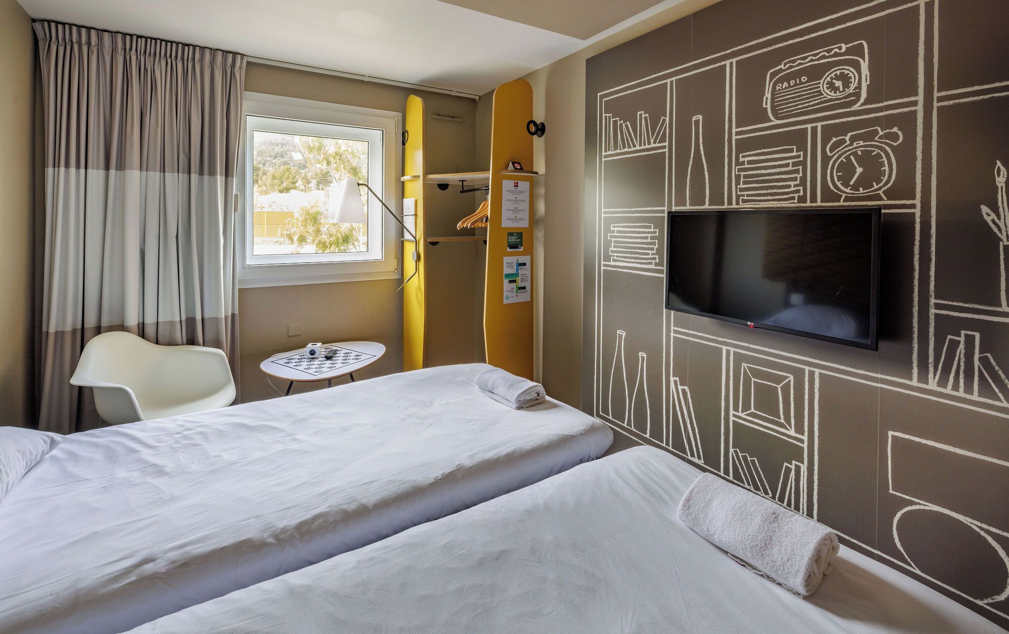 Standard Room, 2 Single Beds | In-room safe, desk, soundproofing, free WiFi