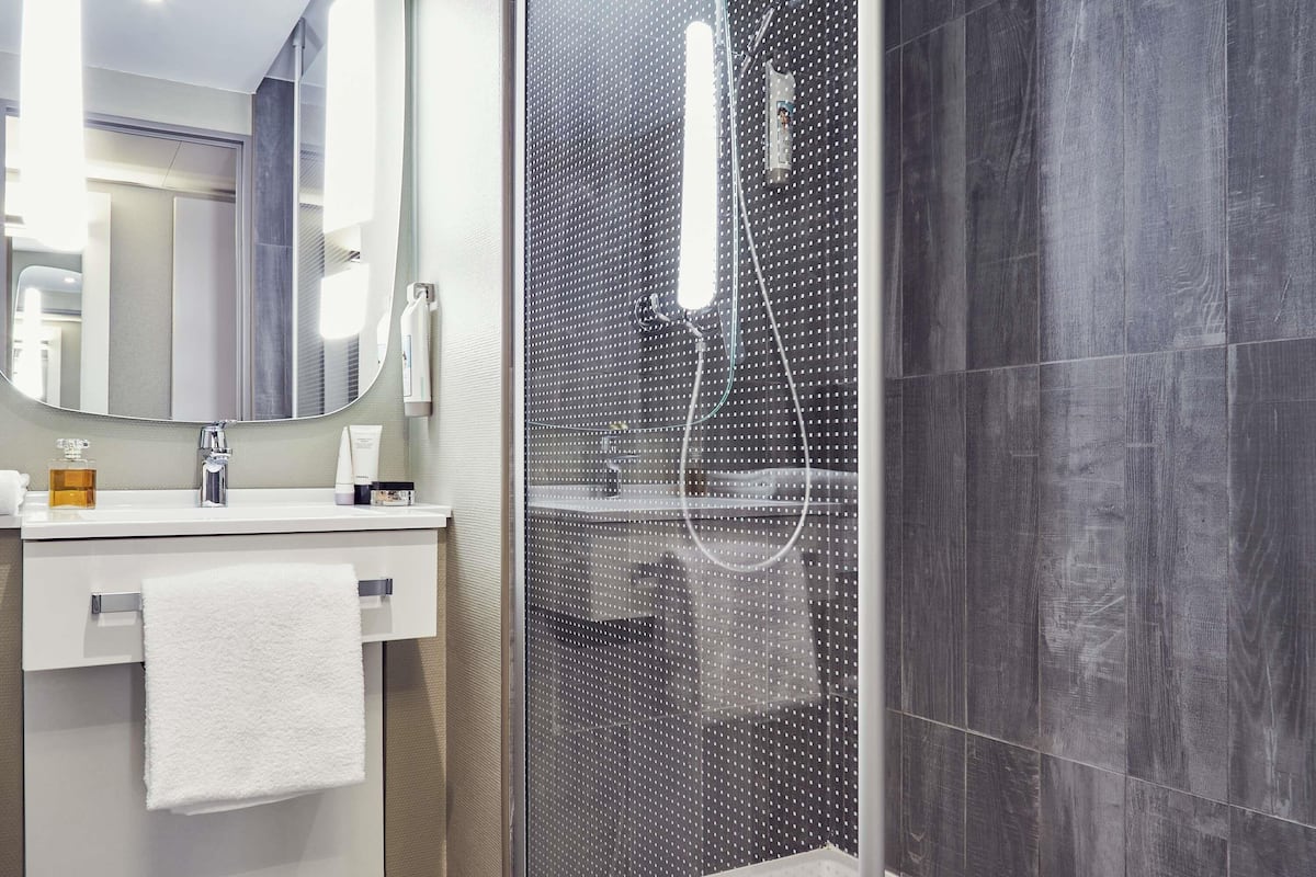 In-room safe, desk, soundproofing, free WiFi