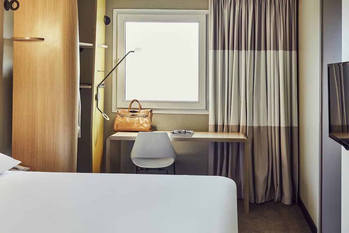 Chambre Double Standard, 1 lit double | Coffres-forts dans les chambres, bureau, chambres insonorisées