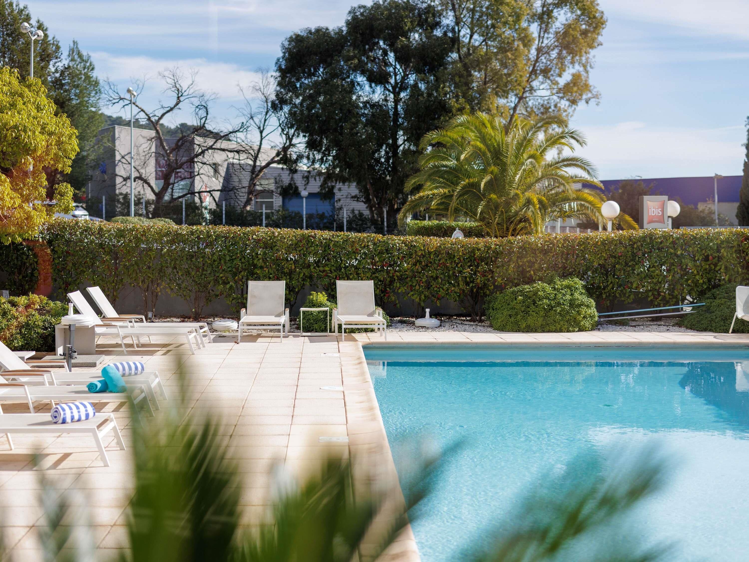 Utendørsbasseng og solsenger