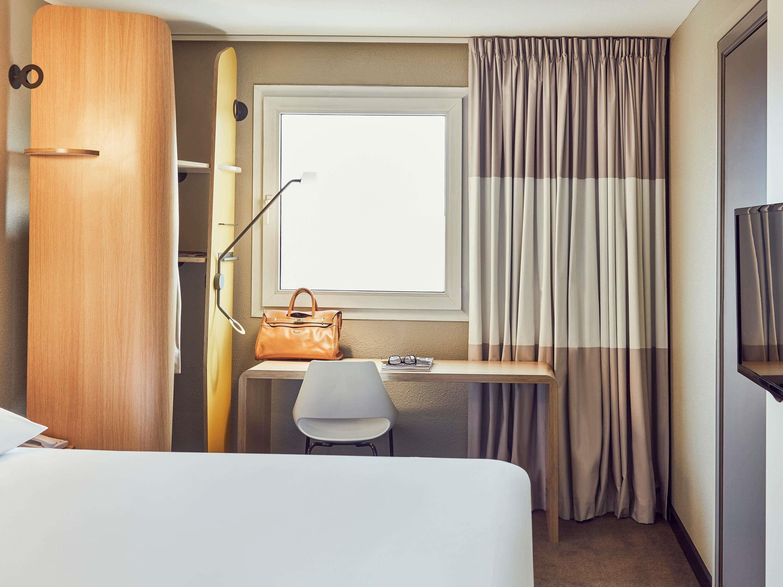 Quarto casal standard, 1 cama de casal | Cofres nos quartos, escrivaninha, quartos à prova de som