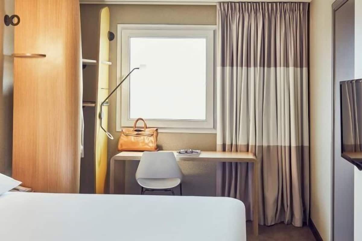 In-room safe, desk, soundproofing, free WiFi