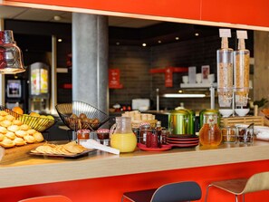 Petit déjeuner continental (14.00 EUR par personne)