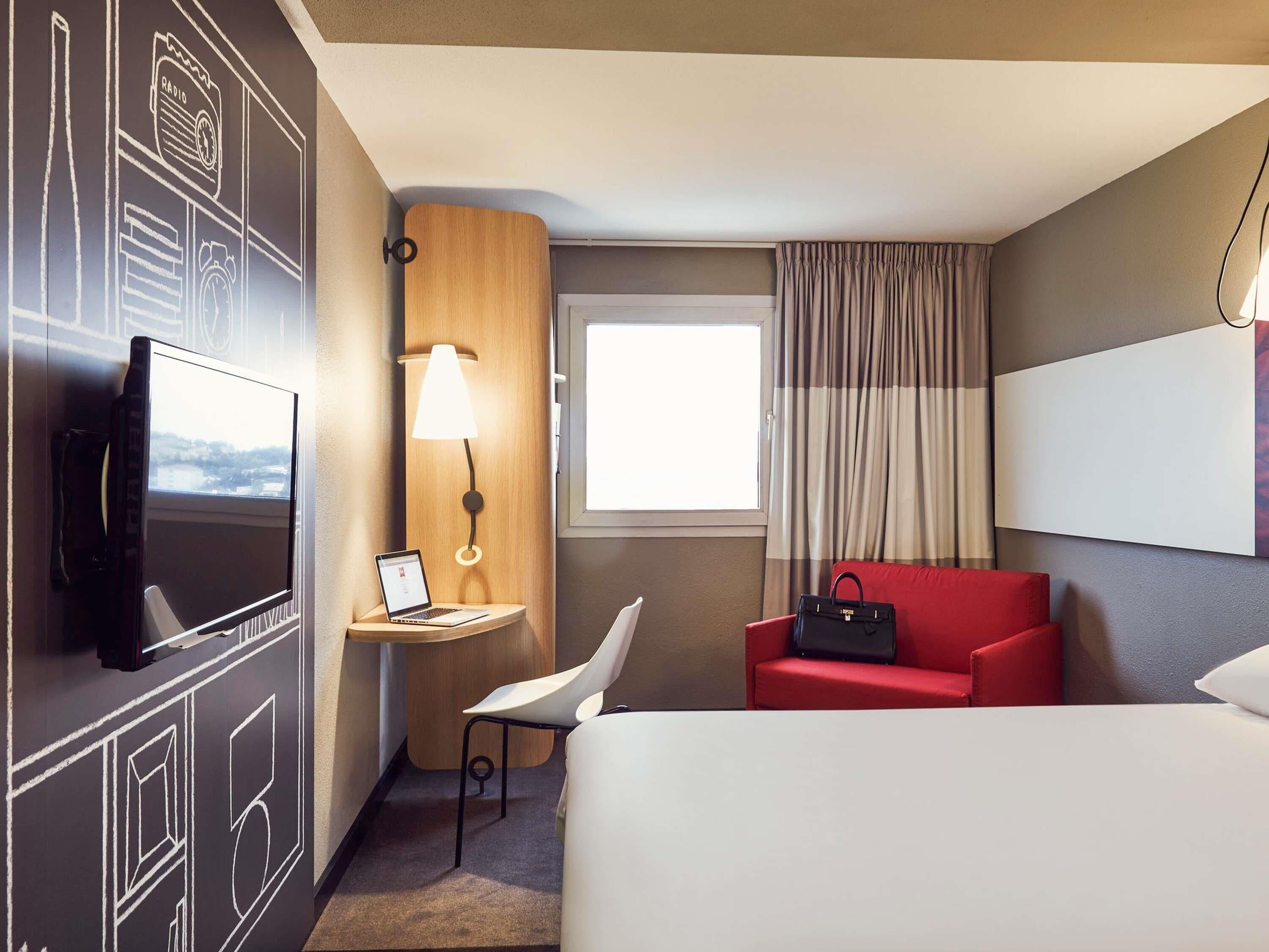 Quarto casal standard, 1 cama de casal e sofá-cama | Cofres nos quartos, escrivaninha, quartos à prova de som