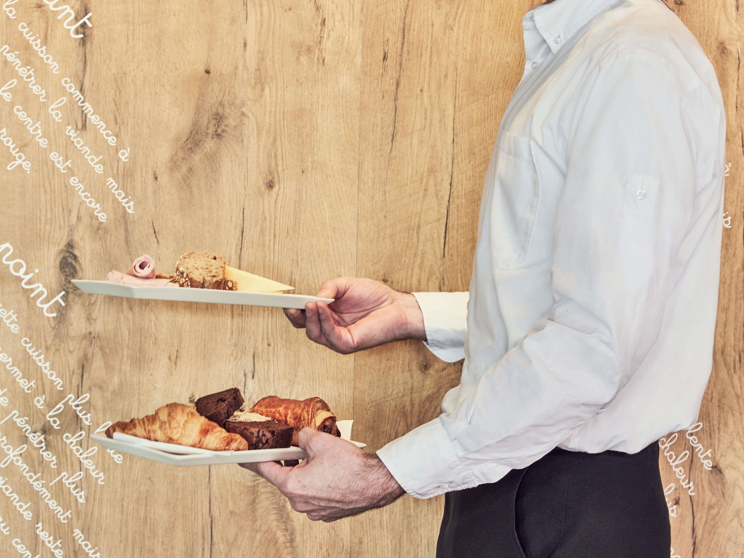 Iemand houdt een bord met eten vast.
