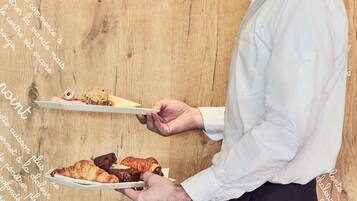 Iemand houdt een bord met eten vast.