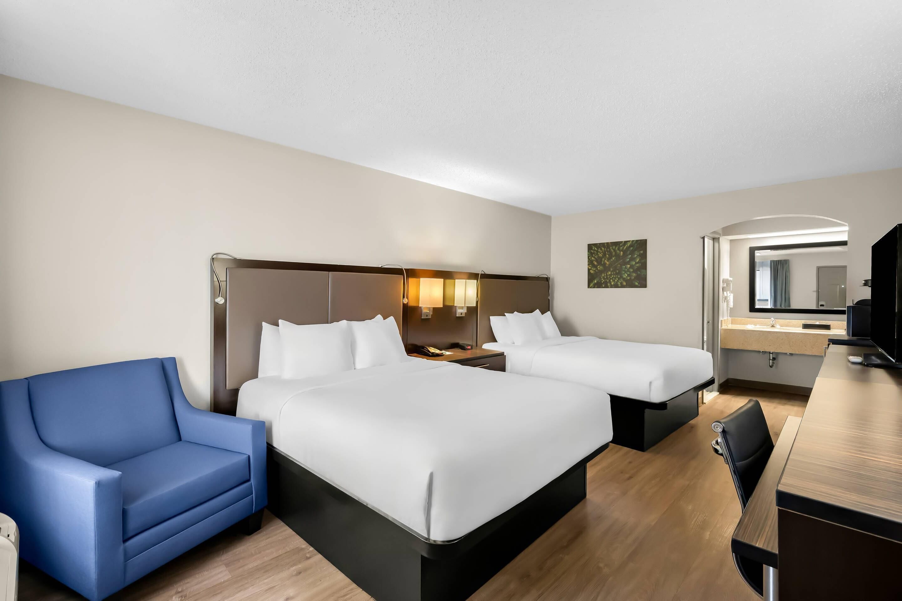 Rom, 2 queensize-senger, tilgjengelighetstilpasset, ikke-røyk | Skrivebord, skrivebord for bærbar PC og blendingsgardiner