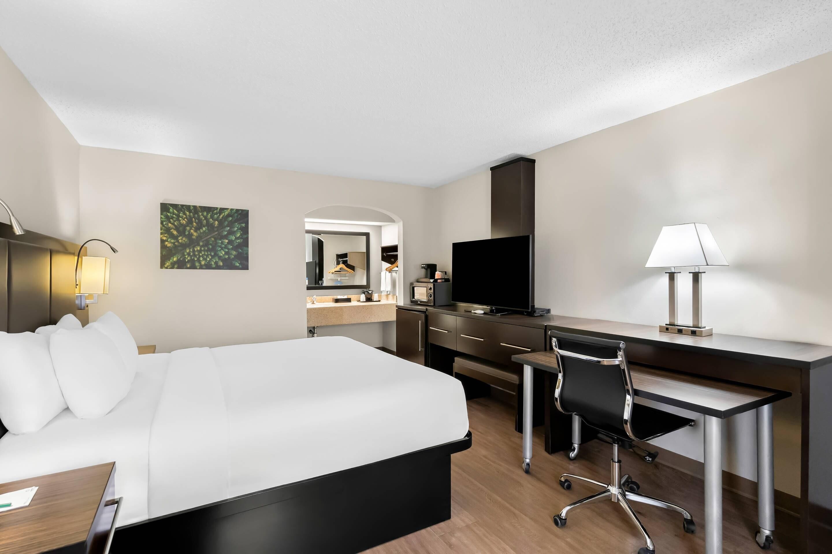 Standard Room, 1 King Bed, Non Smoking | Desk, laptop workspace, blackout curtains, free cots/infant beds