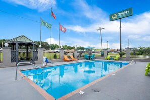 Kolam renang outdoor musiman