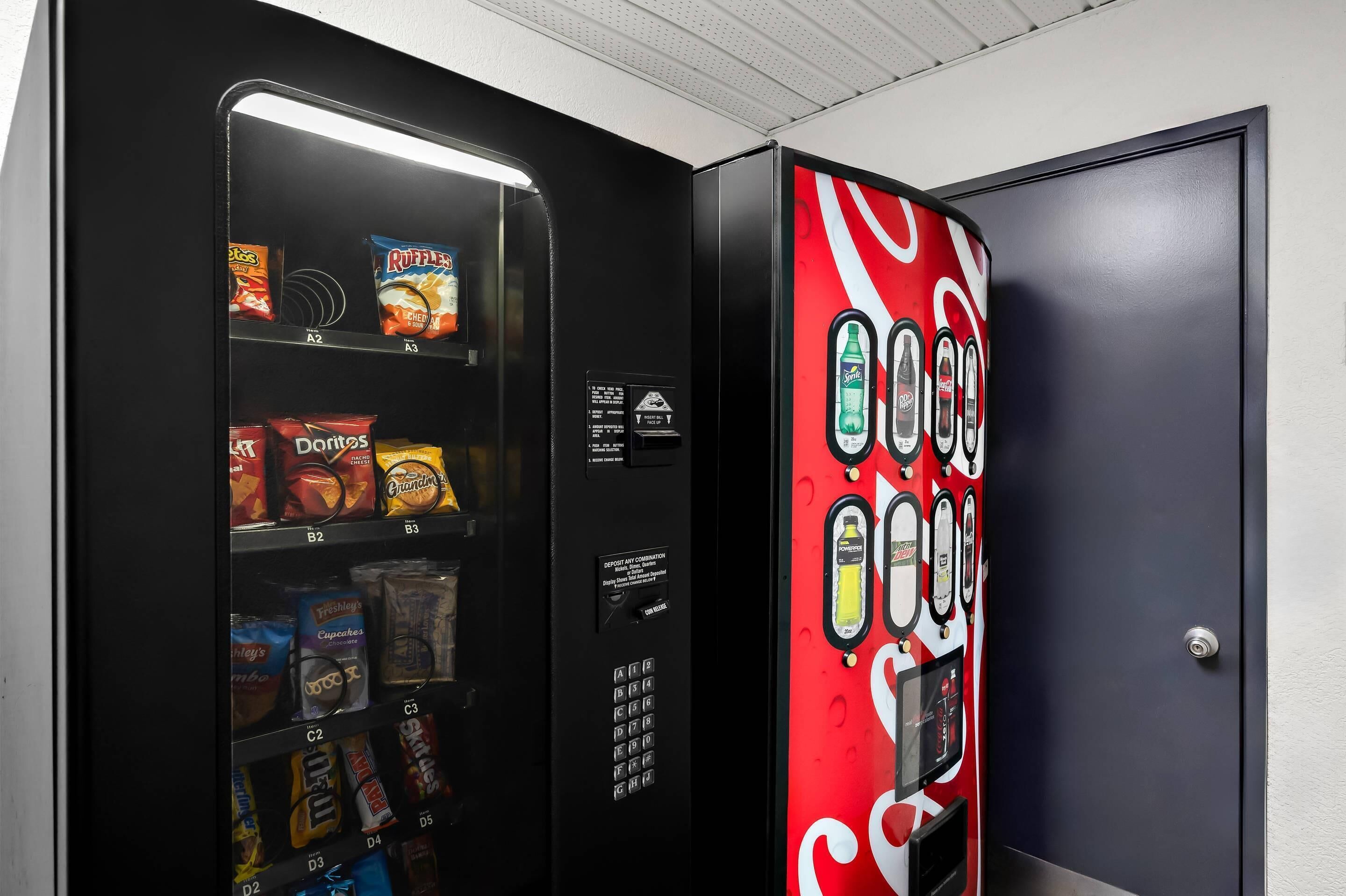 Máquina expendedora de aperitivos y una máquina de Coca-Cola.