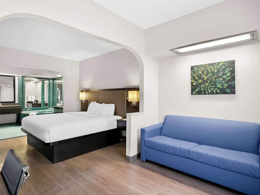 Meja kerja, ruang kerja ramah laptop, dan tirai kedap cahaya