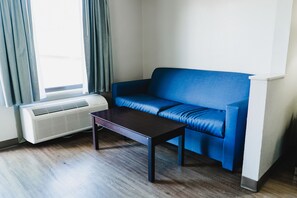 Suite, 1 cama de matrimonio grande, no fumadores | Escritorio, espacio para trabajar con un portátil, cortinas opacas