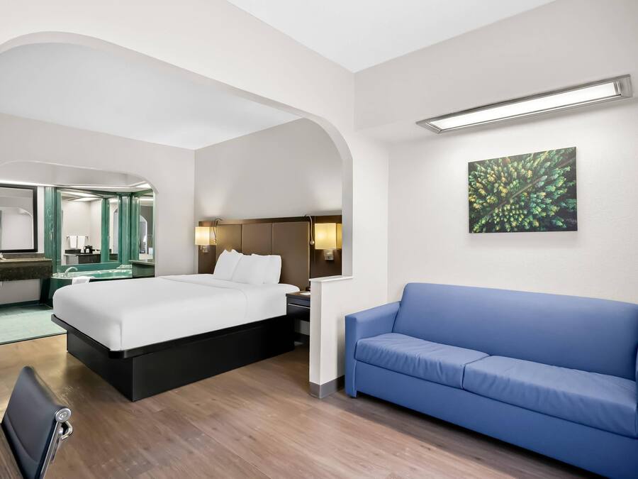 Een bureau, een laptopwerkplek, verduisterende gordijnen