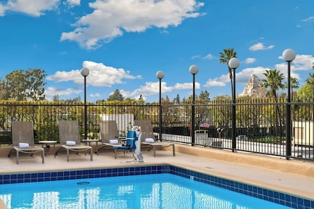 Outdoor pool. Anaheim Camelot Inn & Suites