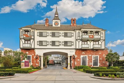 Anaheim Camelot Inn & Suites