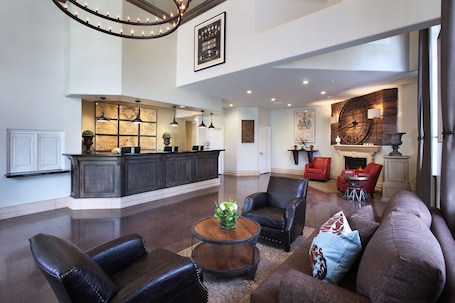 Lobby sitting area. Anaheim Camelot Inn & Suites