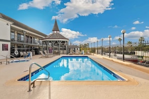 Outdoor pool - Anaheim Camelot Inn & Suites (Anaheim)