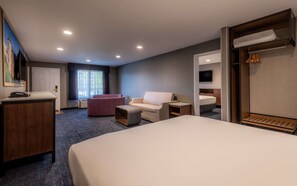 In-room safe, blackout drapes, iron/ironing board - Anaheim Camelot Inn & Suites (Anaheim)