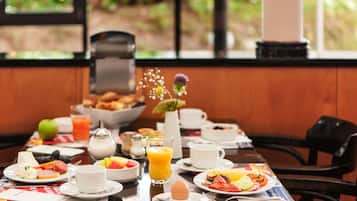 Tägliches großes Frühstück (19 EUR pro Person)