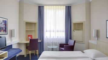 Roupas de cama antialérgicas, cofres nos quartos, escrivaninha