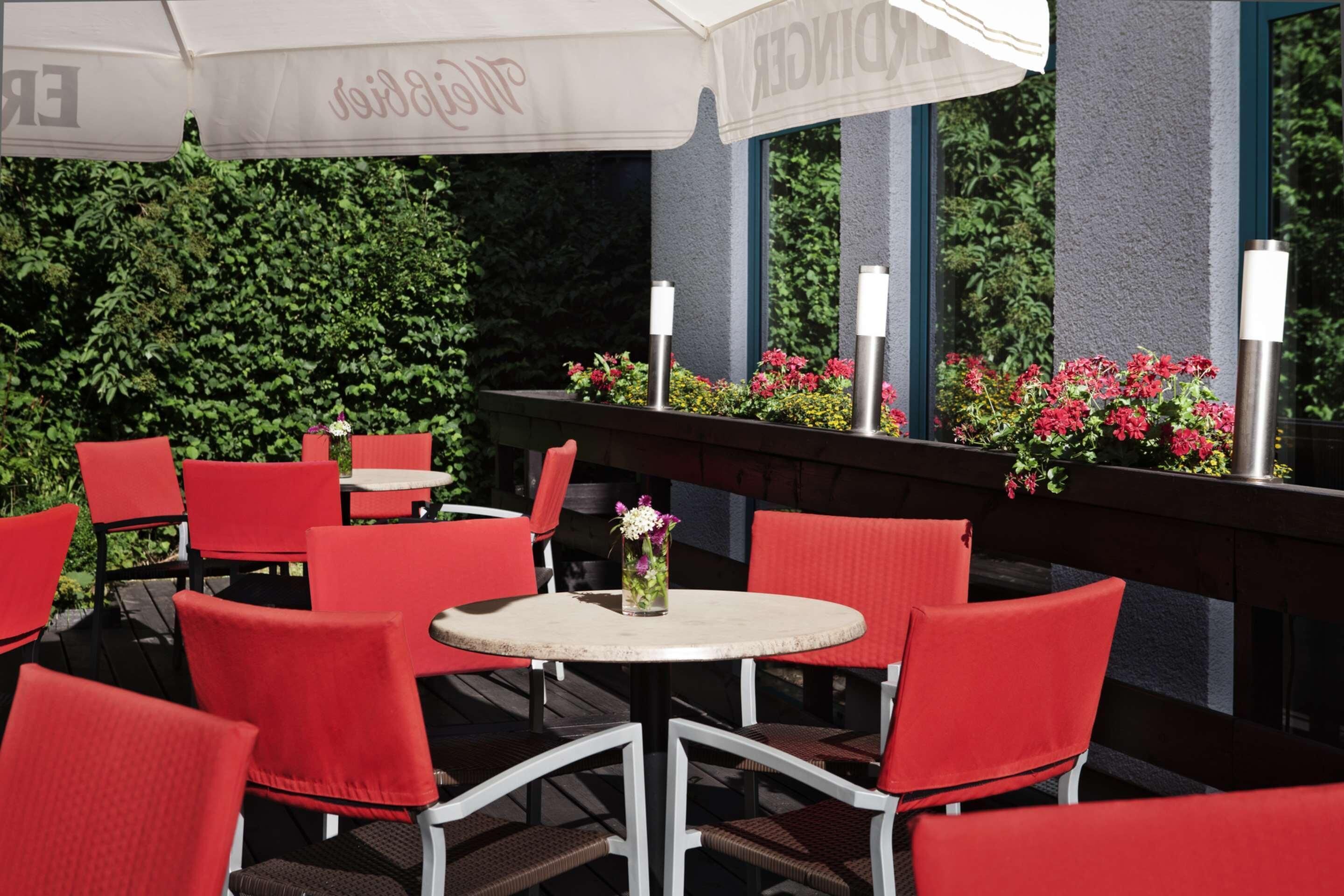 Breakfast, lunch, dinner served; alfresco dining